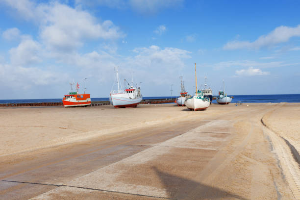 barcos de pesca varados en la playa - løkken fotografías e imágenes de stock