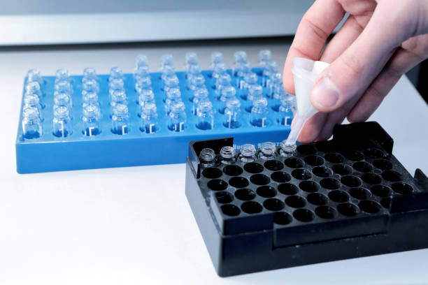istock Autonomous solubility tester. Imitation dissolution of the table 884800466