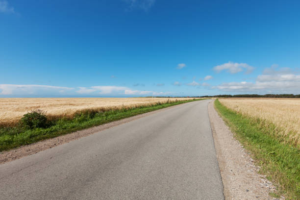 road en el campo - løkken fotografías e imágenes de stock