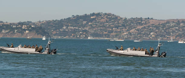 united states coast guard und 1. responder in der san francisco bay - rescue helicopter coast guard protection stock-fotos und bilder