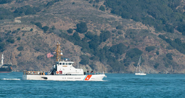 united states coast guard und 1. responder in der san francisco bay - rescue helicopter coast guard protection stock-fotos und bilder