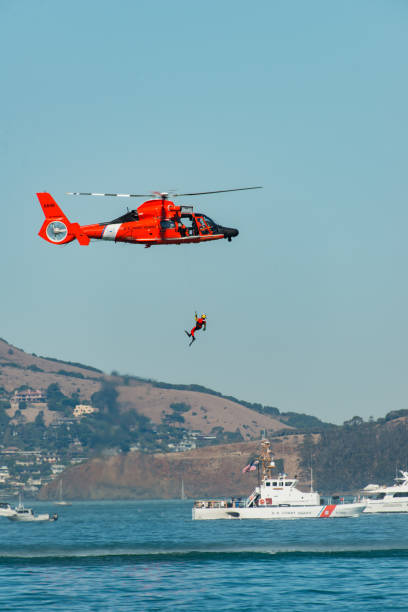 guardacostas de los e.e.u.u. y 1 respondedores en la bahía de san francisco - rescue helicopter coast guard protection fotografías e imágenes de stock