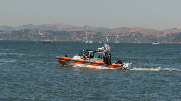 united states coast guard und 1. responder in der san francisco bay - rescue helicopter coast guard protection stock-fotos und bilder