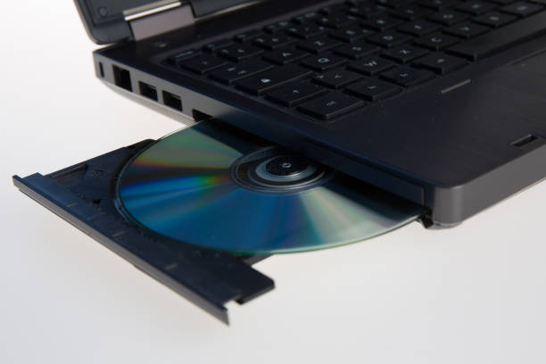 laptop z otwartą płytą cd - napęd dvd - cd burner zdjęcia i obrazy z banku zdjęć
