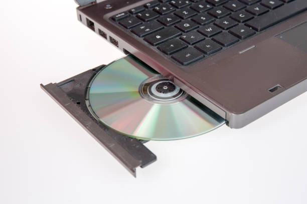 kolekcja elektroniczna - laptop z otwartą tacą dvd izolowany na białym tle - cd burner zdjęcia i obrazy z banku zdjęć