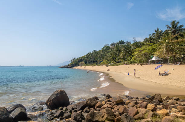 persone sulla spiaggia di praia da feiticeira - ilhabela, san paolo, brasile - wizards of the coast foto e immagini stock