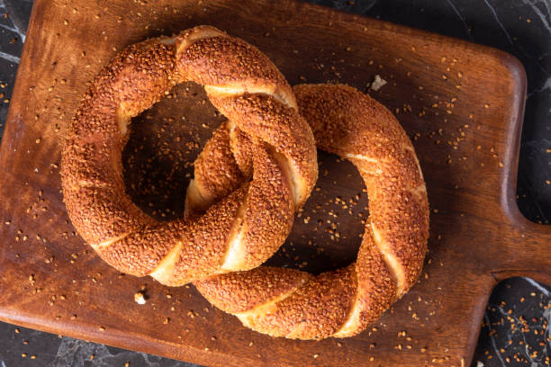 bagel turco su tagliere - simit foto e immagini stock