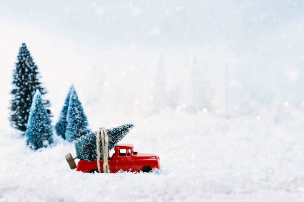 camion giocattolo vintage e albero di natale - snow bound foto e immagini stock