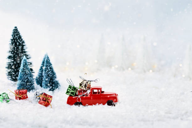 camion giocattolo vintage e regali di natale - snow bound foto e immagini stock