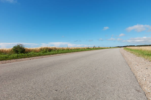 road en el campo - løkken fotografías e imágenes de stock