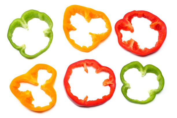 peperone dolce affettato isolato su sfondo bianco. vista dall'alto - green bell pepper bell pepper pepper vegetable foto e immagini stock
