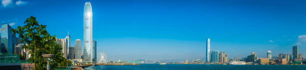 grattacieli del victoria harbour di hong kong scintillanti panorama del cielo blu cina - admiralty bay foto e immagini stock