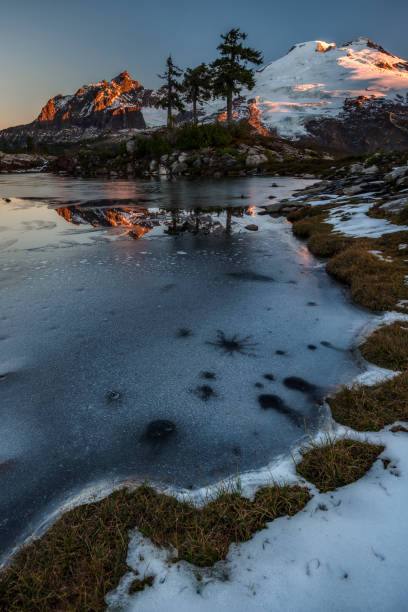 Winter Sunrise on Mt Baker Mt Baker and the Black Buttes Reflect in the Still Waters of an Icy Tarn on a Clear Morning in Early Winter whitman county washington state stock pictures, royalty-free photos & images