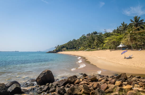 spiaggia di praia da feiticeira - ilhabela, san paolo, brasile - wizards of the coast foto e immagini stock
