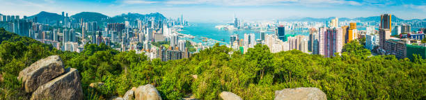 vista panoramica di hong kong sui grattacieli victoria harbour hillside china - admiralty bay foto e immagini stock