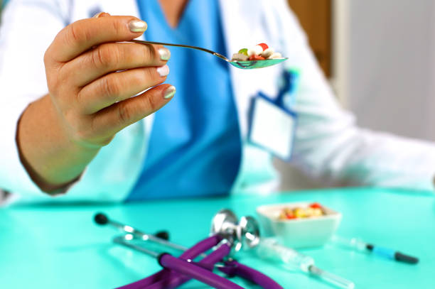 Female doctor hand hold pack of different tablet blisters at workplace. Panacea, life save service, prescribe medicament, legal drug store, disease healing, blood pressure concept. pack de tabletas diferentes ampollas de asimiento de la mano de la doctora en lugar de trabajo. panacea, vida excepto servicio de prescribir medicamento, tienda legal de drogas, curación de la enfermedad, concepto de presión arterial. vista de buzón