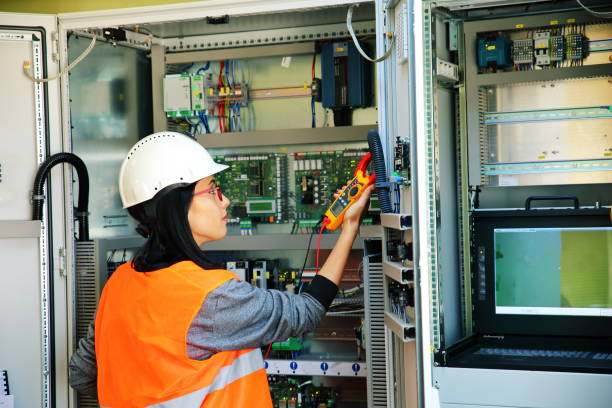 istock Electrician testing for voltage in a fuse box 884931910