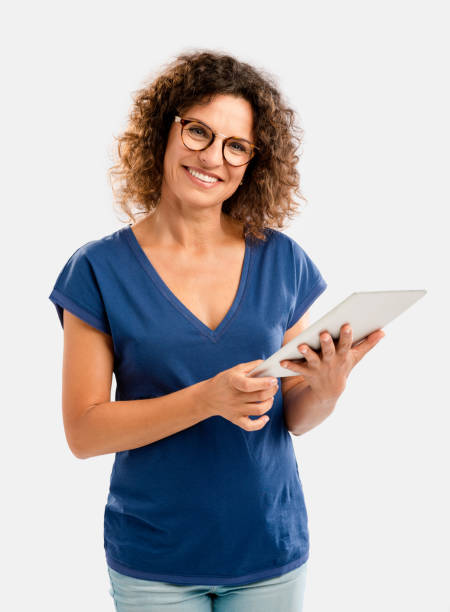 feliz mujer que trabaja con una tableta - vertical caucasian glasses red hair fotografías e imágenes de stock