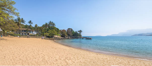 vista panoramica della spiaggia di praia da feiticeira - ilhabela, san paolo, brasile - wizards of the coast foto e immagini stock