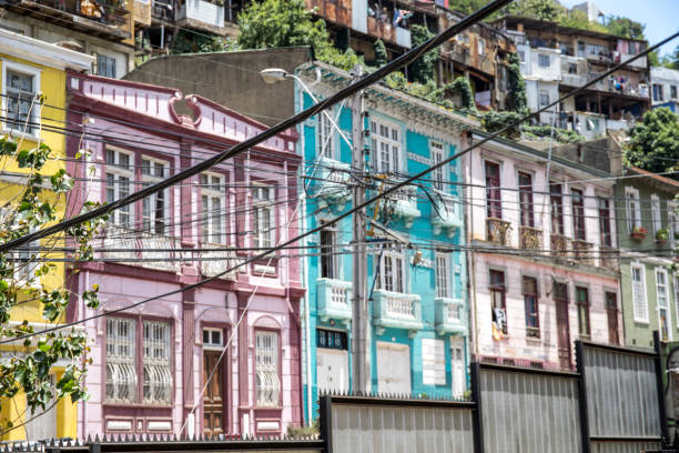 istock Valparaiso street art seagull pacific ocean 885035954