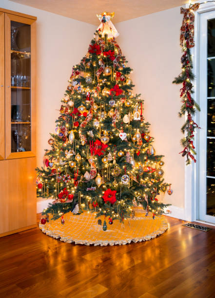 istock Decorated christmas tree in modern living room 885041424