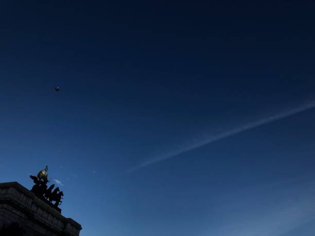 civil war memorial under bright blue sky - soldiers and sailors memorial arch imagens e fotografias de stock