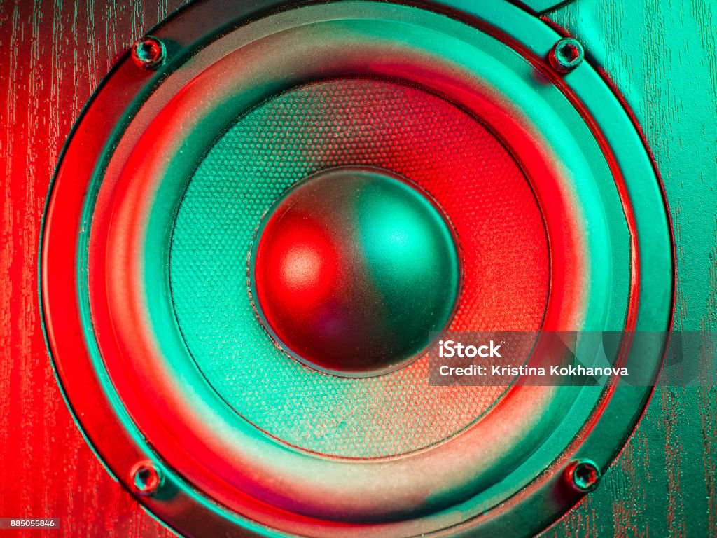 Chiudi i dettagli del woofer dell'altoparlante e dell'autista del tweeter. Luce led verde e rossa colorata - Foto stock royalty-free di Musica