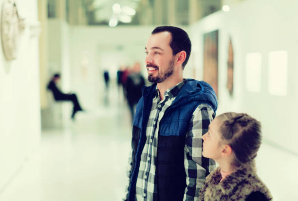 istock Father and daughter looking at expositions 885075490