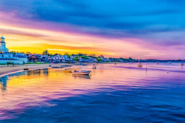 navios e barcos na marina provincetown durante o pôr do sol, provincetown, ma - provincetown - fotografias e filmes do acervo