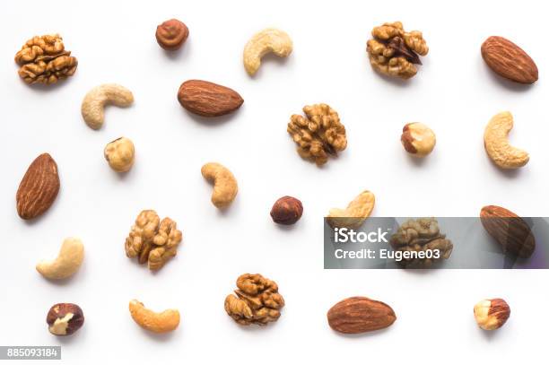 Photo libre de droit de Noyer Noix De Cajou Amandes Et Noisettes Sur Fond Blanc banque d'images et plus d'images libres de droit de Fruit à coque