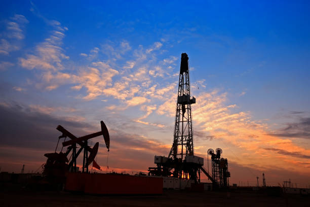 istock Oil drilling platform in the beautiful night 885107032