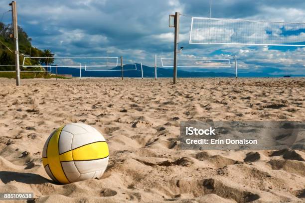 Voleibol En Primer Plano Cercano Se Encuentra En La Playa Con Redes Y Más Allá Foto de stock y más banco de imágenes de Vóleibol de playa