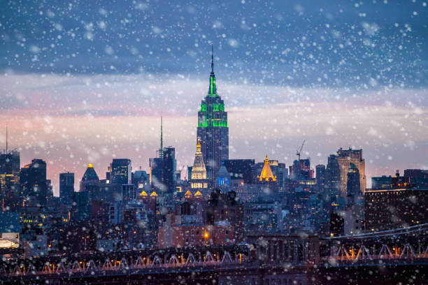 es schneit in new york - famous place new york city new york state manhattan stock-fotos und bilder