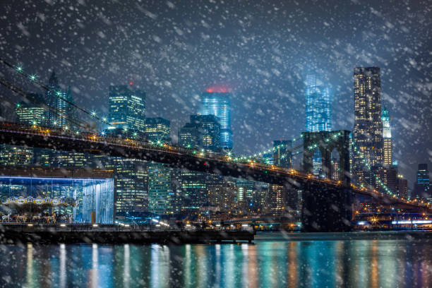 nevando en nueva york - new york city new york state manhattan night fotografías e imágenes de stock