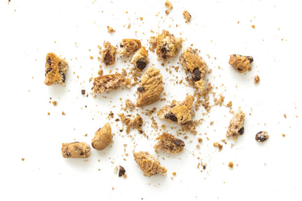 galletas caseras rotas sobre fondo blanco - crumb cookie isolated biscuit fotografías e imágenes de stock