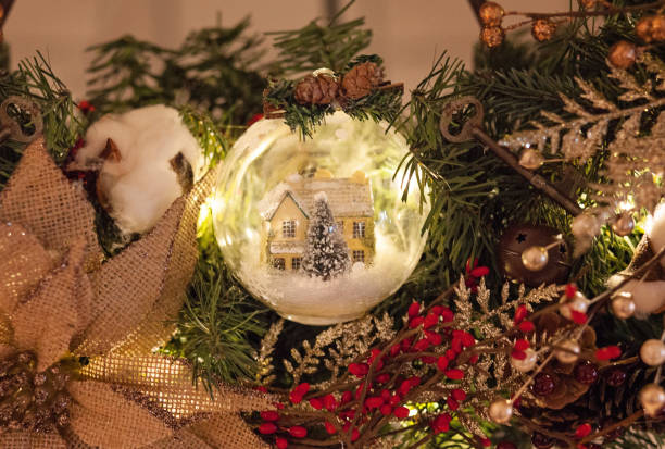 рождественский венок со снежным глобусом - noble fir стоковые фото и изображения