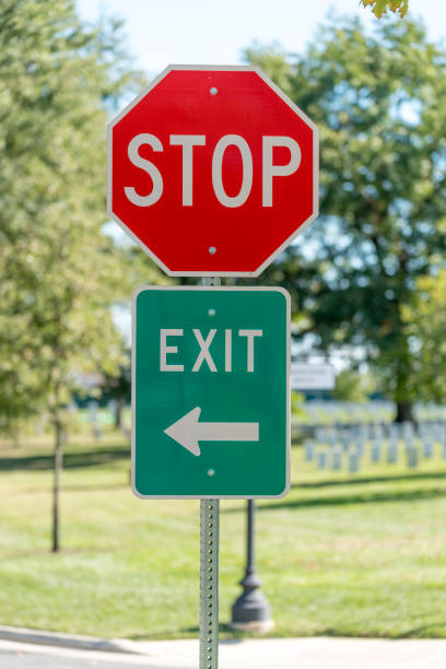 stop and exit road signs - washington dc arlington national cemetery arlington virginia architecture imagens e fotografias de stock