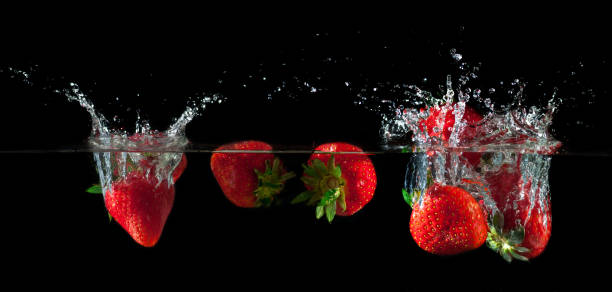 istock Strawberries splashing into water 885177084