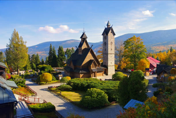 iglesia de karpacz vang en montes de los gigantes - silesia fotografías e imágenes de stock