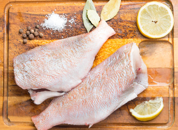 cucinare il pesce a casa. ricetta di branzino. - fish catch of fish seafood red snapper foto e immagini stock