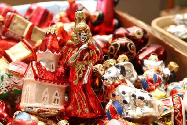 usine de jouets de noël. le travailleur souffle sur le verre. le brûleur fait fondre le verre. décoration d’un sapin de noël de jouet. à la main. fabrication de jouets de sapin. nombreuses belles perles. produits de combustion dans le four. - christmas ball christmas ornament human hand photos et images de collection