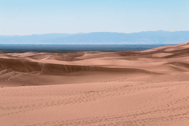 istock Sand nestled in the mountains 885227612