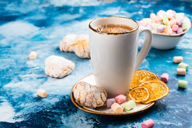 istock Hot chocolate with marshmallows and cookies on Christmas background 885231826
