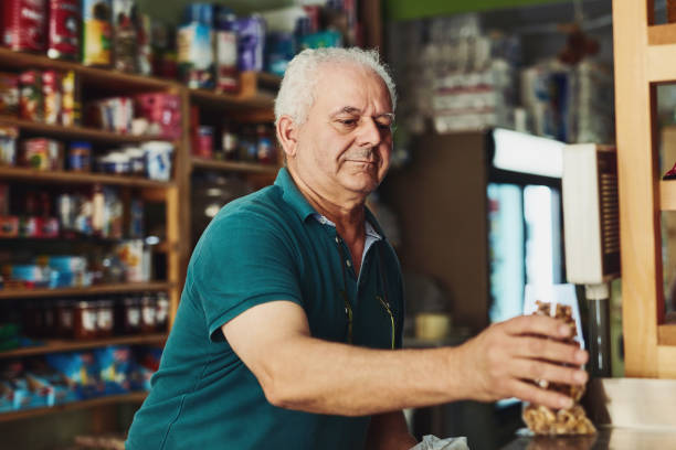 gli piace fare tutto da solo - senior adult aging process supermarket shopping foto e immagini stock