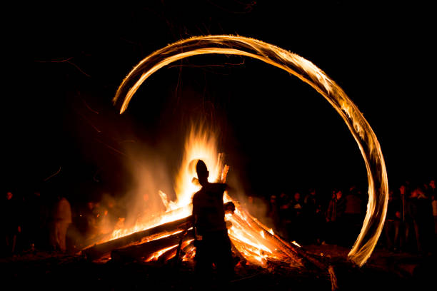 fogo ritual sirni zagovezni antes da páscoa - beleive - fotografias e filmes do acervo