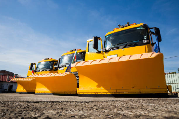 camiones quitanieves amarillo en línea - snowplow snow parking lot truck fotografías e imágenes de stock