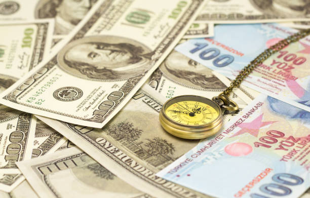 시간은 돈 개념 포켓 시계, 달러 지폐와 터키 리라 - finance photography us currency stopwatch 뉴스 사진 이미지