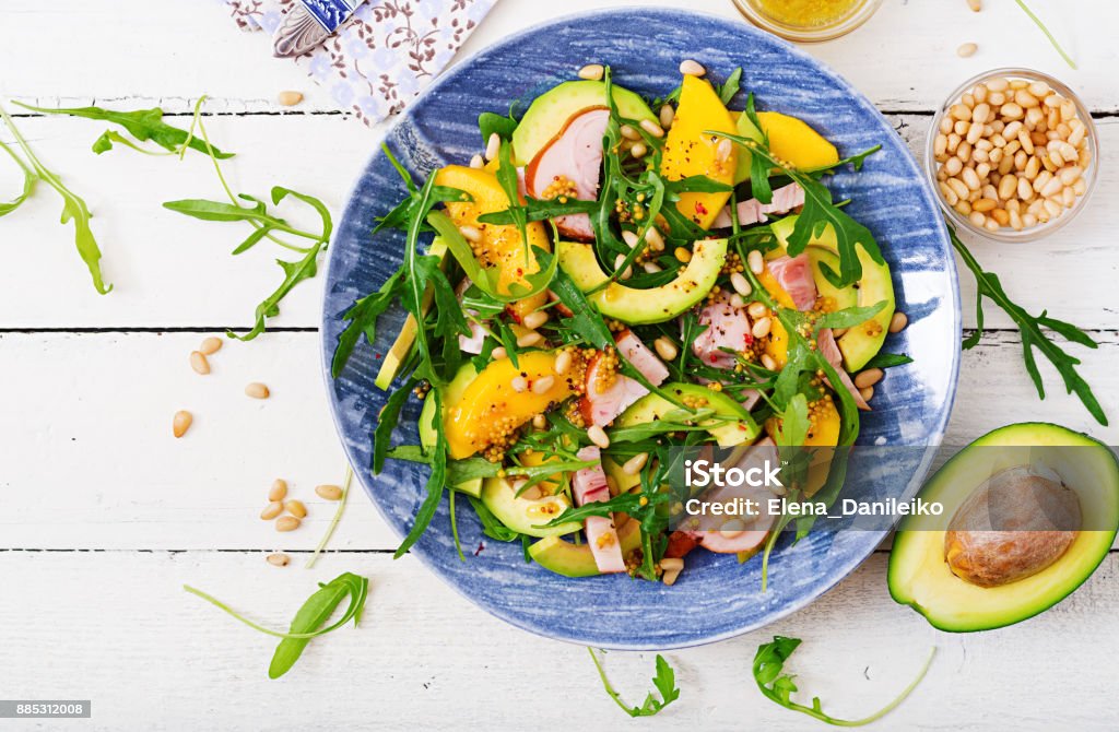 Urlaub-Salat mit geräuchertem Huhn, Mango, Avocado und Rucola. Flach zu legen. Ansicht von oben - Lizenzfrei Salat - Speisen Stock-Foto