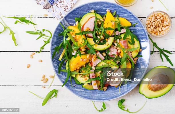 Urlaubsalat Mit Geräuchertem Huhn Mango Avocado Und Rucola Flach Zu Legen Ansicht Von Oben Stockfoto und mehr Bilder von Salat - Speisen