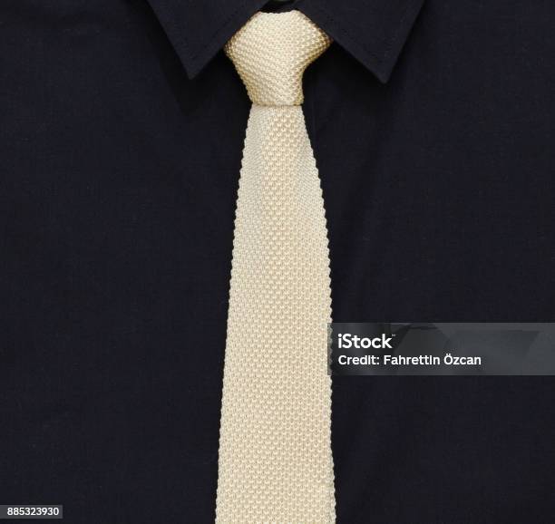 Elegante Camisa Negra Hombre Y Corbata De Punto Beige Foto de stock y más de imágenes de Beige - iStock